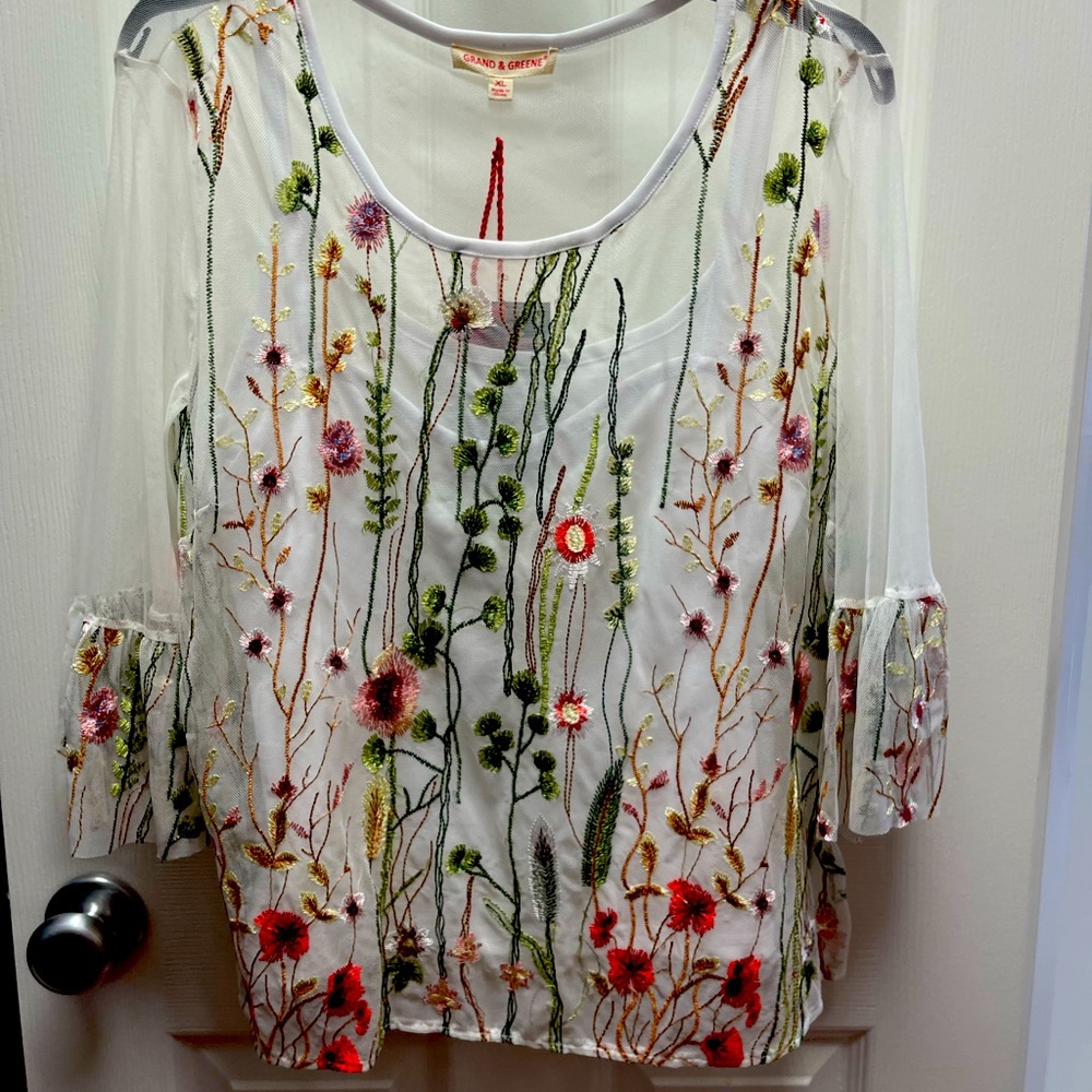 White see Thur with Beautiful embroidery  flowers and tulip  three-quarter
